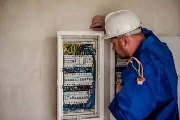 Mężczyzna pracuje jako elektryk w Australii