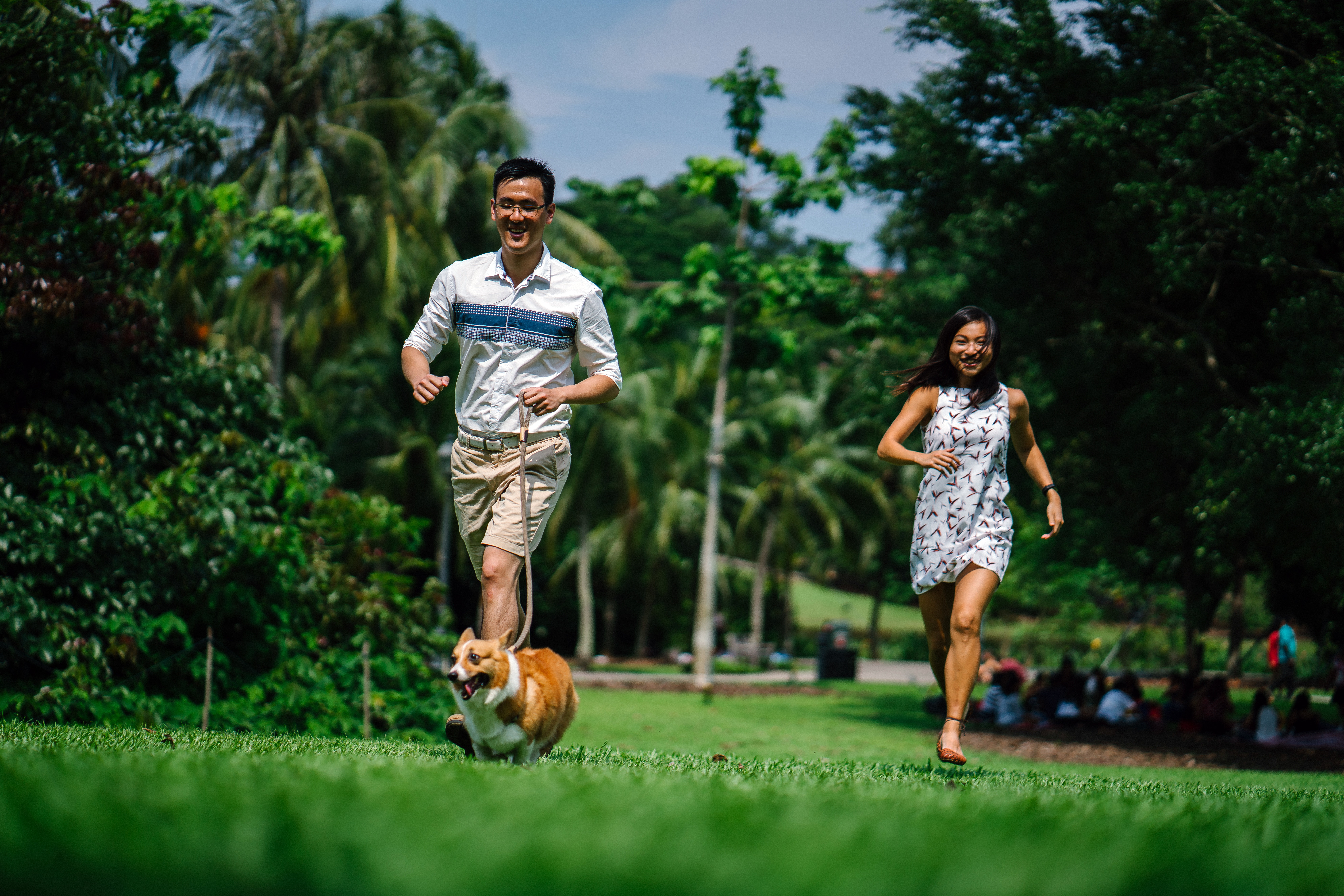 Małżeństwo podczas spaceru z psem odpoczywający od pracy