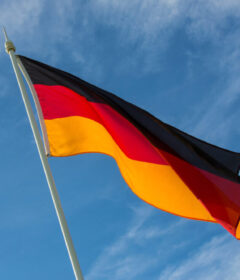 Flaga Niemiec powiewa przed szkoła językową