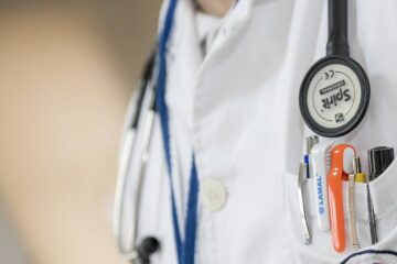 Lekarz z Ukrainy w białym kiltu i ze stetoskopem na szyi